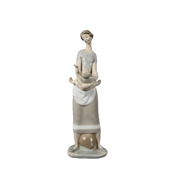 Lladro #4575 Motherhood Unboxed 13" Figurine